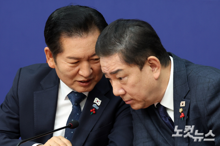 더불어민주당 정청래 대표와 김병기 원내대표가 28일 서울 여의도 국회에서 열린 최고위원회의에서 대화를 하고 있다. 윤창원 기자