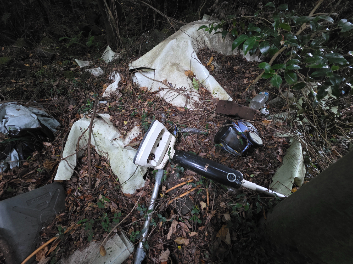 냉장고에 세탁기까지…'제주의 허파' 곶자왈 쓰레기에 몸살