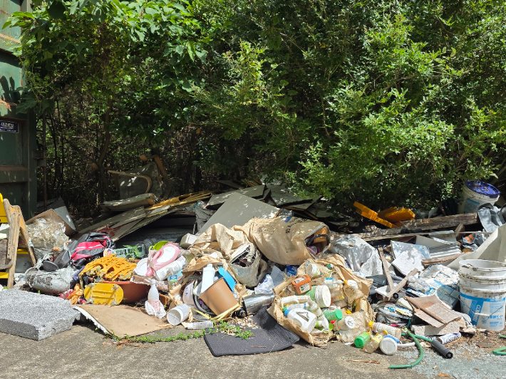 조천읍 한 곶자왈에 투기된 쓰레기들. 곶자왈사람들 제공