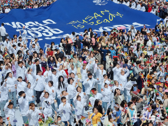 부산시민 5천여 명이 부산역 광장에서 국제박람회기구(BIE) 실사단의 부산 방문을 환영하는 대규모 행사를 열고 엑스포 유치 응원 구호를 외쳤다.  김혜민 기자