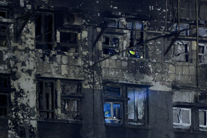 화재가 난 건물 내부에서 소방 인력들이 구조 활동을 벌이고 있다. 연합뉴스