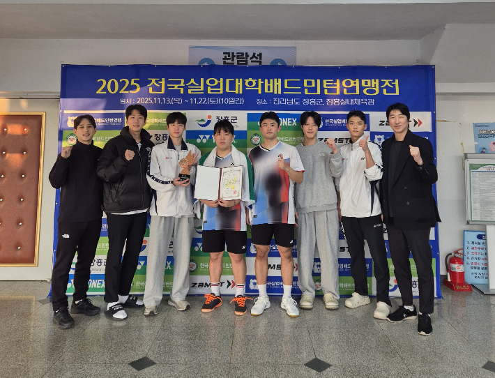 전국실업연맹전에서 입상한 전주시청 배드민턴팀 선수단이 기념 촬영을 하고 있다. 전주시 제공