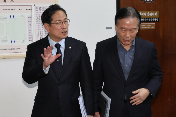 국회 기획재정위원회 더불어민주당 간사인 정태호 의원과 국민의힘 간사인 박수영 의원(왼쪽)이 28일 국회 기획재정위원회 앞에서 배당소득 분리과세 관련 합의 등 '소소위' 진행상황 관련 취재진 질문에 답하고 있다. 연합뉴스