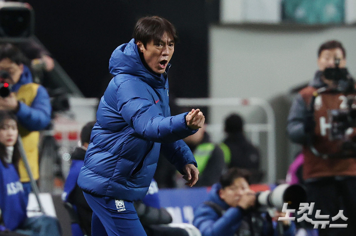 홍명보 대한민국 축구대표팀 감독이 18일 서울 상암동 서울월드컵경기장에서 열린 축구 국가대표팀 친선경기 대한민국과 가나의 경기에서 지시를 하고 있다. 류영주기자