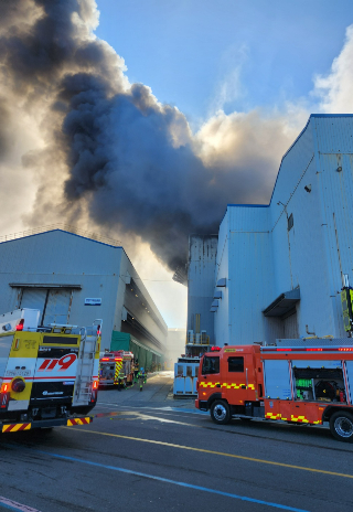소방 당국은 인력 38명, 장비 23대를 동원해 약 15분 만에 불을 껐다. 인명 피해는 발생하지 않았다. 울산소방본부 제공