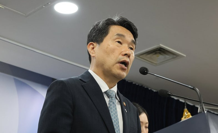 이주호 전 부총리 겸 교육부 장관이 지난해 6월 27일 서울 종로구 정부서울청사에서 영유아교육·보육통합 실행 계획을 발표하고 있다. 연합뉴스