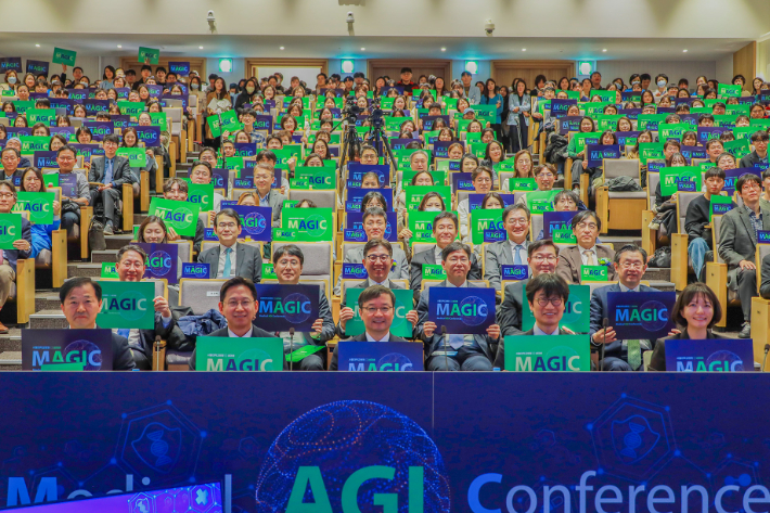 김영태 서울대학교병원장, 이해진 네이버 이사회 의장 등 관계자, 의료진 등이 서울시 종로구에 위치한 서울대학교병원에서 '메디컬 AGI 행사'에 참석했다. 네이버 제공