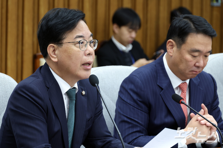 국민의힘 송언석 원내대표가 28일 서울 여의도 국회에서 열린 원내대책회의에서 발언을 하고 있다. 윤창원 기자