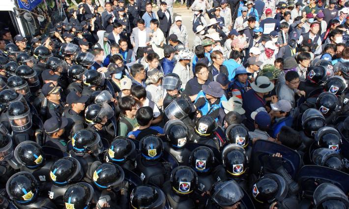 2011년 5월 27일 유성기업 아산공장 앞에서 공장진입을 시도하는 노조원과 이를 제지하는 경찰이 뒤엉켜 있다. 연합뉴스