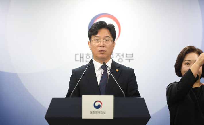 김영훈 고용노동부 장관이 24일 서울 종로구 정부서울청사에서 노동조합 및 노동관계조정법 시행령 개정안 브리핑을 하고 있다. 연합뉴스