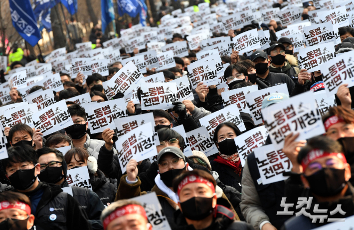 전국금속노동조합 조합원들. 황진환 기자