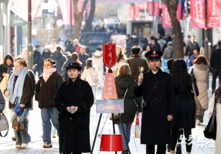 명동거리에 울려퍼지는 구세군 종소리