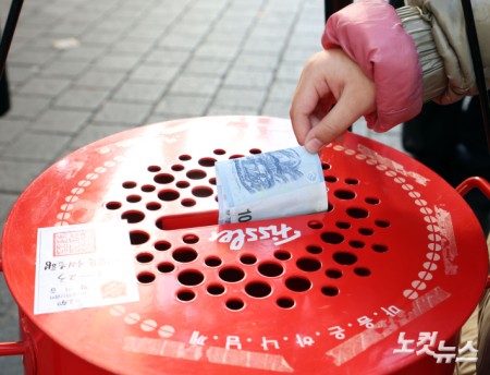 고사리손으로 자선냄비 성금 기부