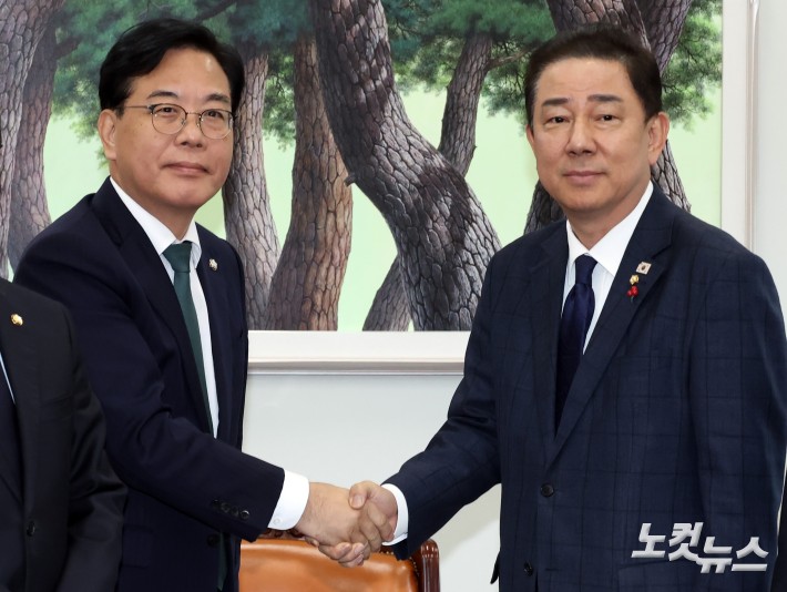 더불어민주당 김병기 원내대표와 국민의힘 송언석 원내대표가 28일 서울 여의도 국회 운영위원장실에서 회동을 하고 있다.