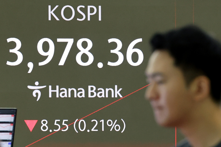 28일 오전 9시 서울 중구 하나은행 딜링룸 현황판에 코스피 지수가 표시되고 있다. 이날 코스피는 3926.59로 장을 마쳤다. 연합뉴스