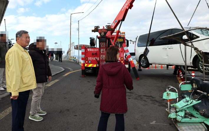 사고현장을 찾은 김완근 시장. 제주시 제공