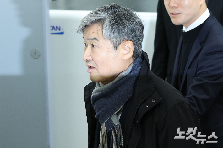 조태용 전 국정원장이 서울 서초구 서울중앙지방법원에서 열린 영장실질심사에 출석하고 있는 모습. 류영주 기자