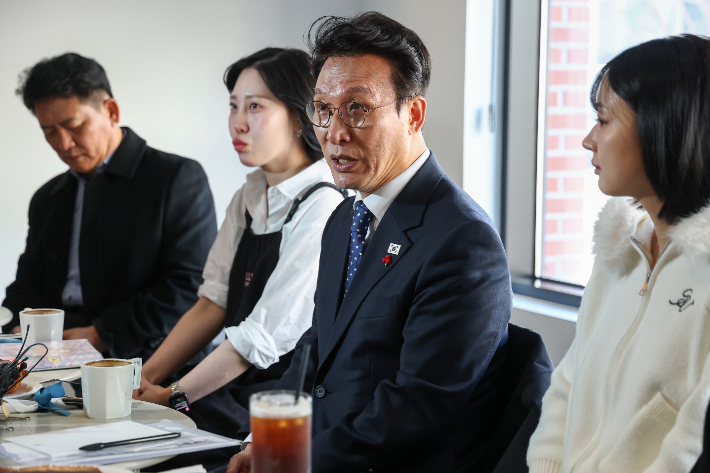 김민석 국무총리가 28일 대전시 중구 대흥동 제과점을 방문해 상인들과 간담회를 갖고 있다. 연합뉴스