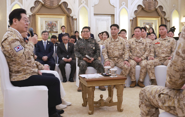지난 19일(현지시간) 아크부대 장병들을 만나 격려하는 이재명 대통령. 연합뉴스