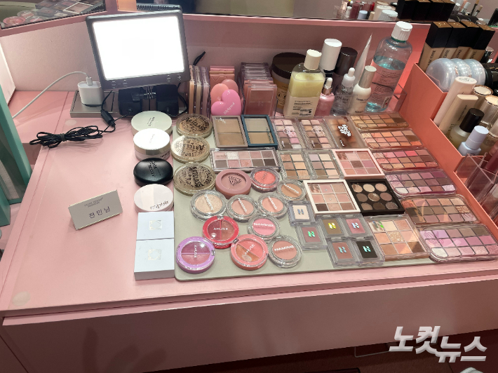 '테마형 풀 메이크업 서비스'에 사용되는 올리브영 화장품들. 전민 인턴기자