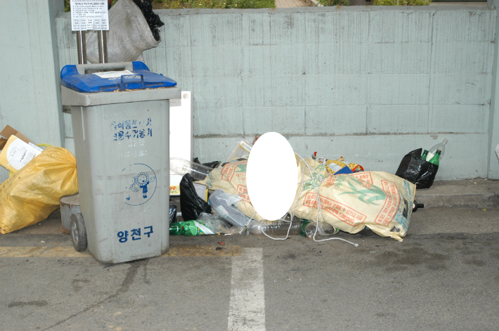 2005년 6월 1차 범행 당시 피의자 장씨가 포대와 노끈으로 묶어 초등학교 인근에 유기한 피해자의 시신. 서울경찰청 광역수사단 형사기동대 제공