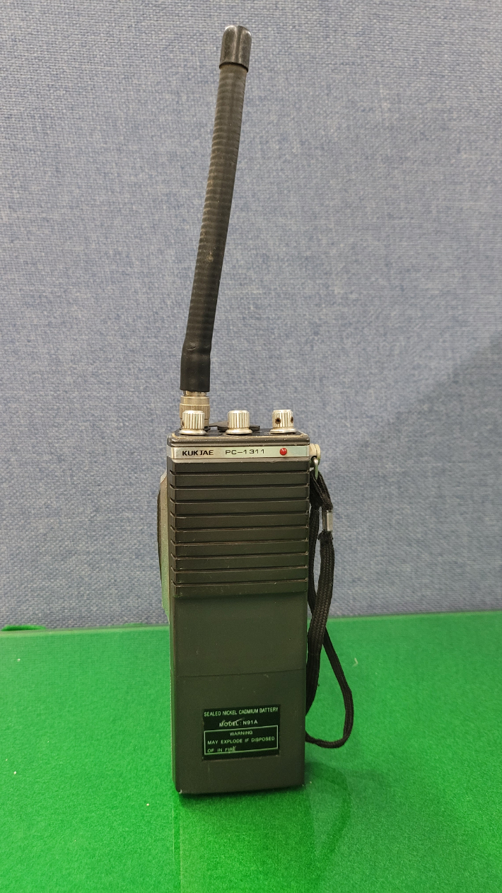 김 경감 사무실 책상에 놓여있는 무전기. 김장수 경감 제공