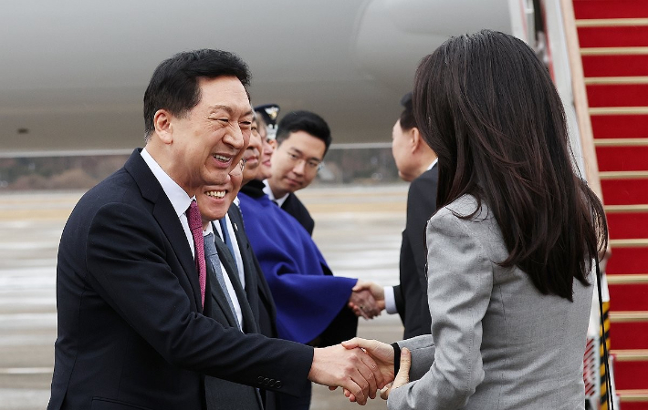 2023년 12월 11일 국민의힘 당시 김기현 대표가 윤석열 전 대통령 부인 김건희씨와 인사하고 있다. 연합뉴스