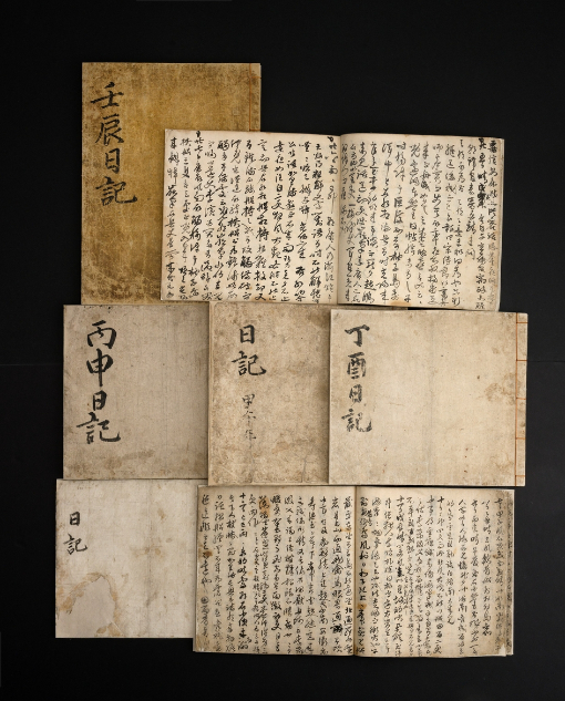 특별전 '우리들의 이순신'에서 진시 중인 국보 난중일기 7권. 사진=국립중앙박물관