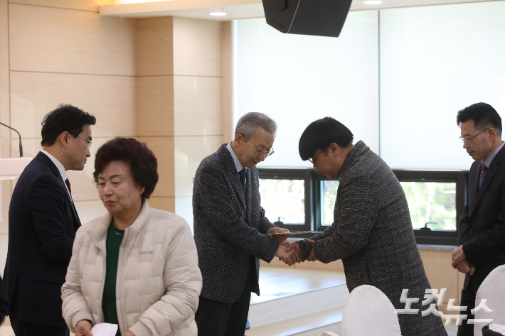 이종기 원로목사가 참석 목회자에게 양복비를 전달하며 따뜻한 격려의 말을 전하고 있다. 최화랑 기자