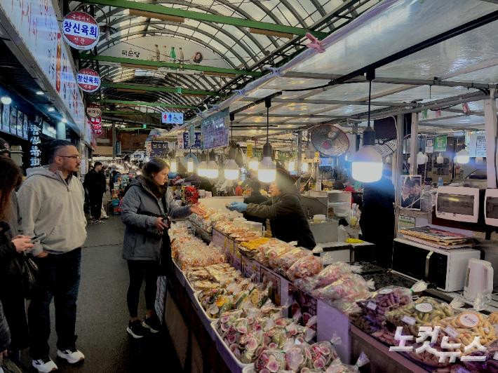 전통한과와 포장용 간식거리를 고르는 외국인 관광객들 모습. 권유빈 인턴기자