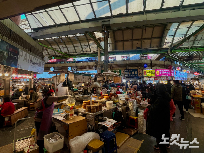 각종 길거리 음식을 파는 광장시장 먹자골목 풍경. 권유빈 인턴기자