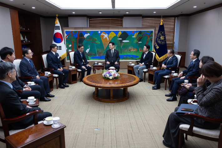 이재명 대통령이 28일 취임 후 처음으로 국가정보원을 방문해 이종석 원장 등과 환담하고 있다. 대통령실 제공