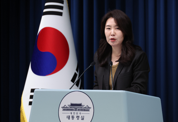 강유정 대변인이 28일 용산 대통령실 기자회견장에서 이재명 대통령의 초대 방송미디어통신위원회 위원장 인선 등 관련 브리핑을 하고 있다. 연합뉴스