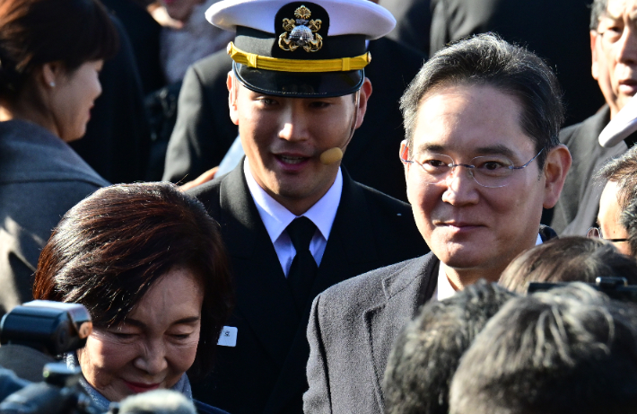 28일 경남 창원시 진해구 해군사관학교 연병장에서 열린 제139기 해군·해병대 사관후보생 수료 및 임관식에서 이재용 삼성전자 회장과 홍라희 리움미술관 명예관장이 이지호 신임 소위와 미소 짓고 있다. 연합뉴스