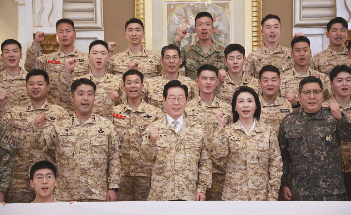 아랍에미리트(UAE)를 국빈 방문 중인 이재명 대통령이 19일 아부다비의 한 호텔에서 아크부대 장병들을 격려한 뒤 기념촬영을 하고 있다. 연합뉴스