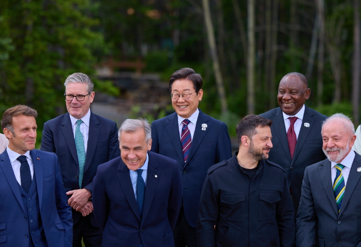 이재명 대통령(뒷줄 가운데)이 지난 6월 17일(현지시간) 캐나다 앨버타주 캐내내스키스 주요 7개국(G7) 정상회의장에서 G7 및 초청국 정상들과 기념촬영을 하고 있다. 연합뉴스