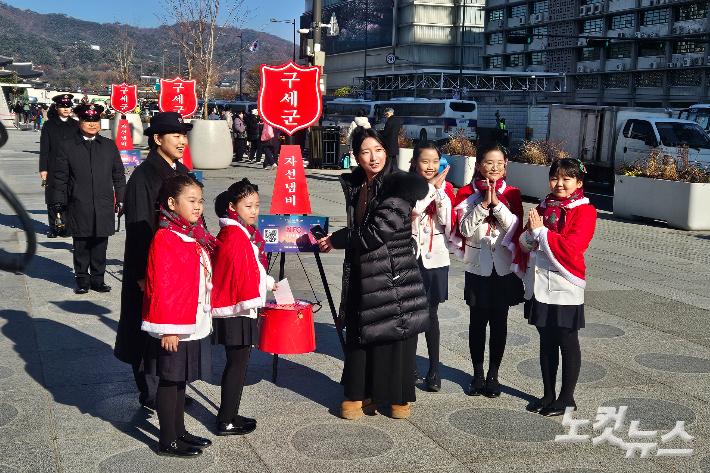 스마트폰을 통해 'NFC 기부'에 동참하는 모습.