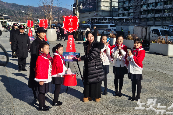 스마트폰을 통해 'NFC 기부'에 동참하는 모습.