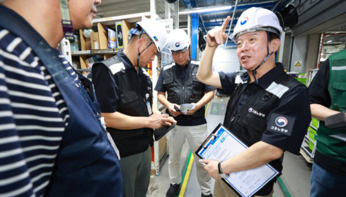 김영훈 고용노동부 장관이 지난 7월 30일 경기 화성시 쿠팡 동탄물류센터를 불시 방문, 폭염 속 노동자들의 작업 및 휴식 환경을 점검하고 있다. 연합뉴스