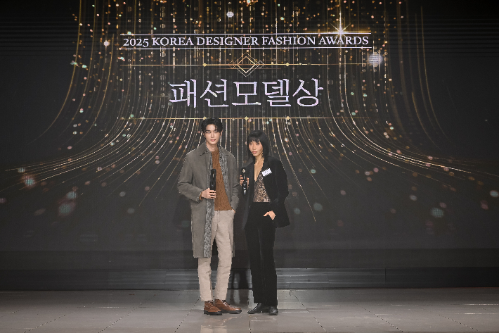 '패션모델상'은 남자 모델상에는 강희, 여자 모델상은 림리가 수상했다. 한국패션디자이너연합회 제공