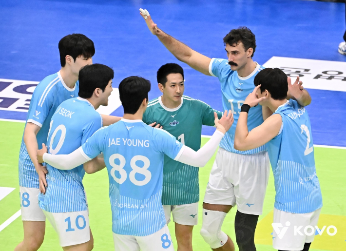 한국전력과 원정에서 득점한 뒤 기뻐하는 대한항공 선수들. 한국배구연맹