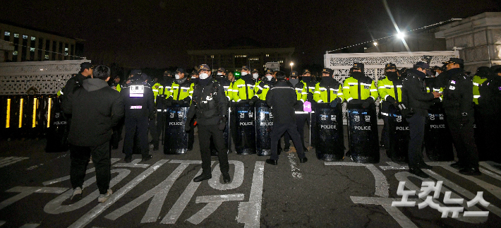윤석열 전 대통령이 불법 비상계엄을 선포했던 지난해 12월 3일 밤 서울 여의도 국회 출입문을 경찰이 통제하고 있다. 박종민 기자