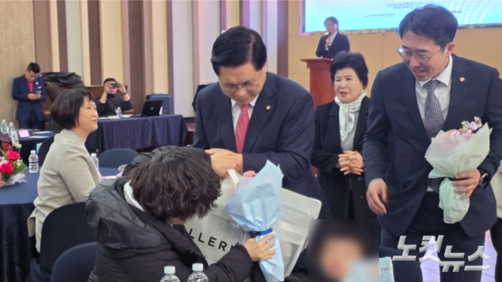 여의도순복음교회 이영훈 목사가 한부모가족에게 겨울 이불을 전달하고 있다. 최창민 기자