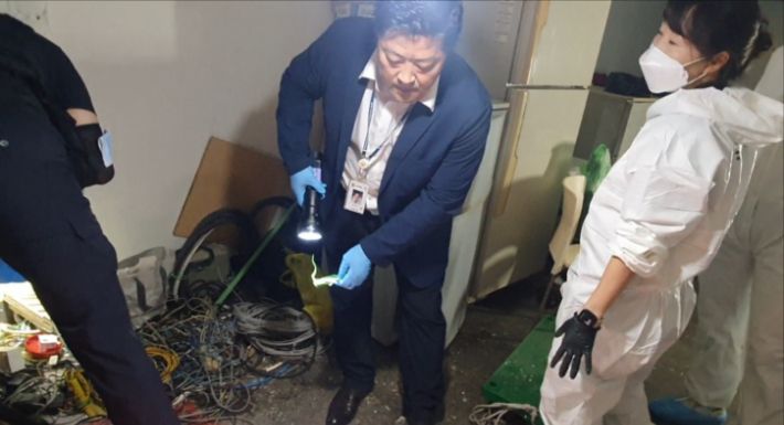 김장수 경감이 '신정동 연쇄살인' 사건의 범행이 벌어진 건물 지하를 수색하고 있다. 김장수 경감 제공