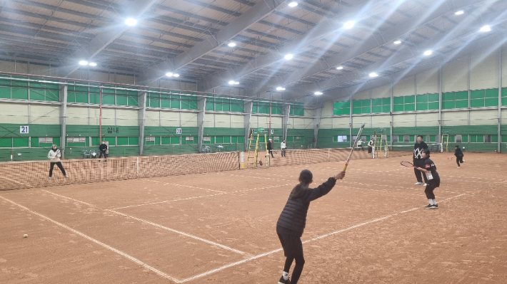 '꿈나무 교실(재능 기부) 사업'에서 유망주들이 국가대표 선수들의 지도를 받는 모습. 연맹 