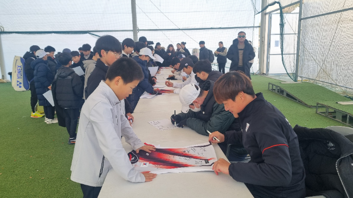 국가대표 선수들의 팬 사인회 모습. 연맹 