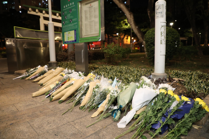 홍콩 화재 피해자를 추모하기 위해 놓인 꽃다발. 연합뉴스