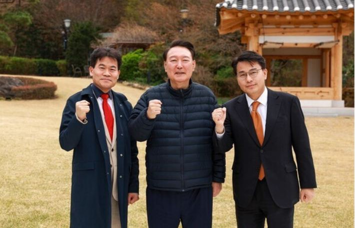 지난 4월 한국사 강사 전한길씨가 공개한 윤석열 전 대통령, 윤상현 국민의힘 의원과 함께 관저에서 찍은 사진. 전한길 뉴스 화면 캡처
