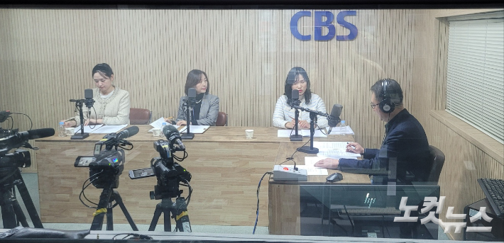 왼쪽부터 유다정 리포터, 김수미 교육연구사, 송미정 장학사, 김종현 앵커. 충북CBS