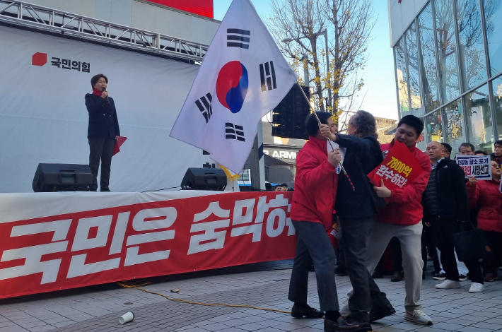 29일 대전 중구 으능정이 거리에서 열린 '국민의힘 민생회복 법치수호 국민대회'에서 양향자 최고위원이 "윤석열 대통령의 계엄은 불법이었다"고 발언하자 당원들이 종이컵을 던지고 야유를 보내는 등 항의했다. 연합뉴스